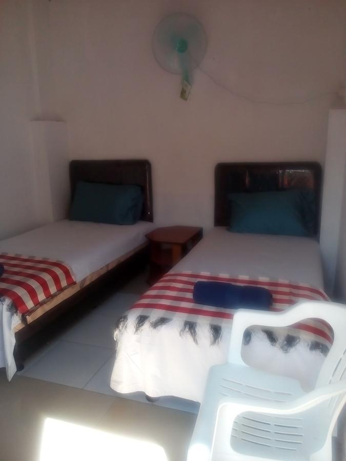 Izaac'S Bed & Breakfast โลวินา ภายนอก รูปภาพ